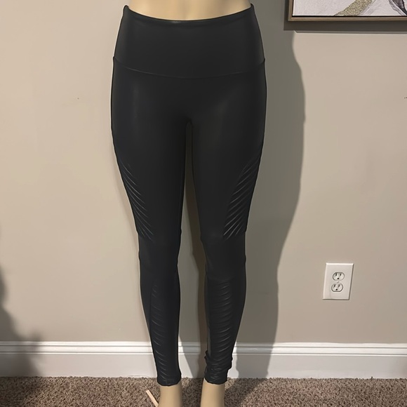 Spanx- Moto Faux Leather Leggings size M - Picture 5 of 9